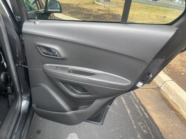 Used 2017 Chevrolet Trax LT w/ LT Convenience Package FWD image 17