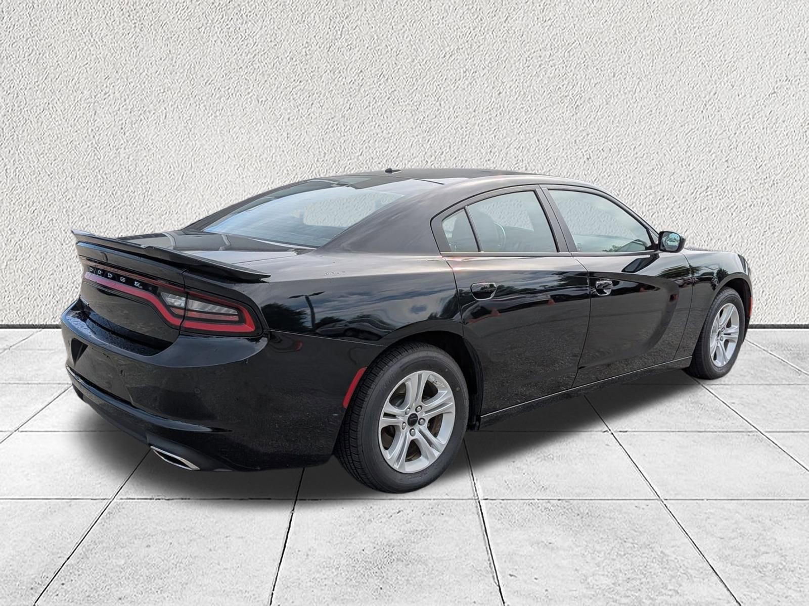 Used 2022 Dodge Charger SXT w/ Leather Interior Group RWD image 3