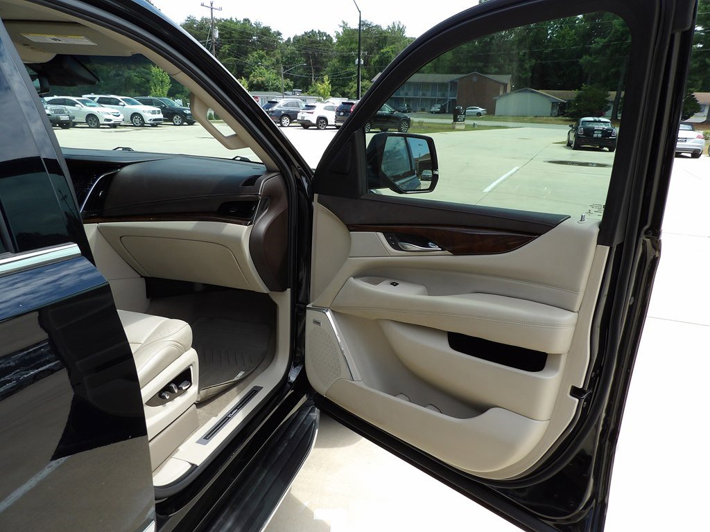 Used 2017 Cadillac Escalade ESV Luxury image 31