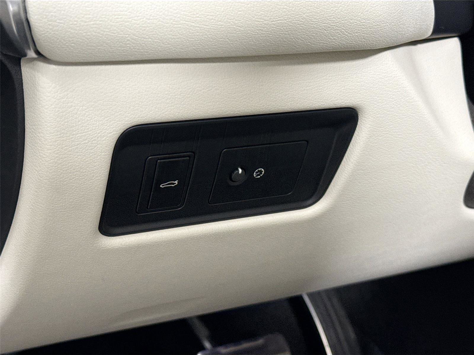 Used 2024 Jaguar XF R-Dynamic SE image 16