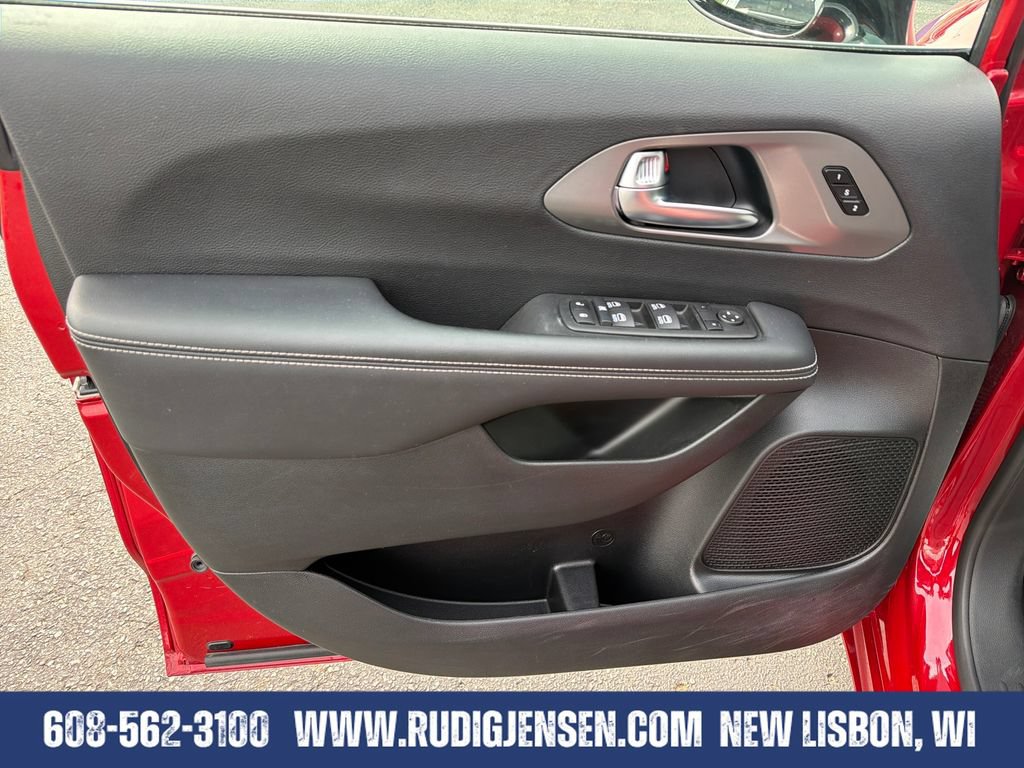 Used 2025 Chrysler Pacifica Select FWD image 10