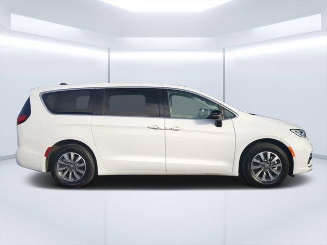 Used 2024 Chrysler Pacifica Limited FWD image 2