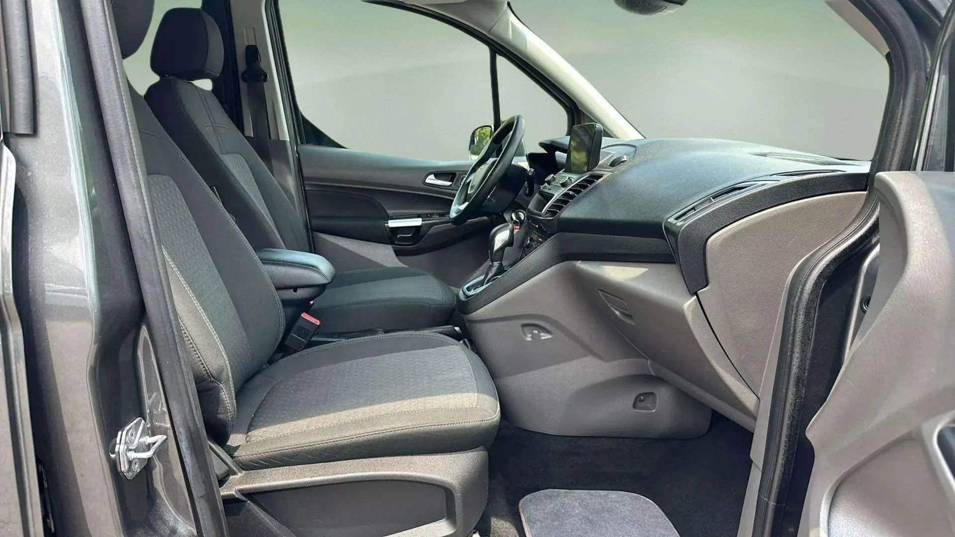 Used 2020 Ford Transit Connect XLT image 21