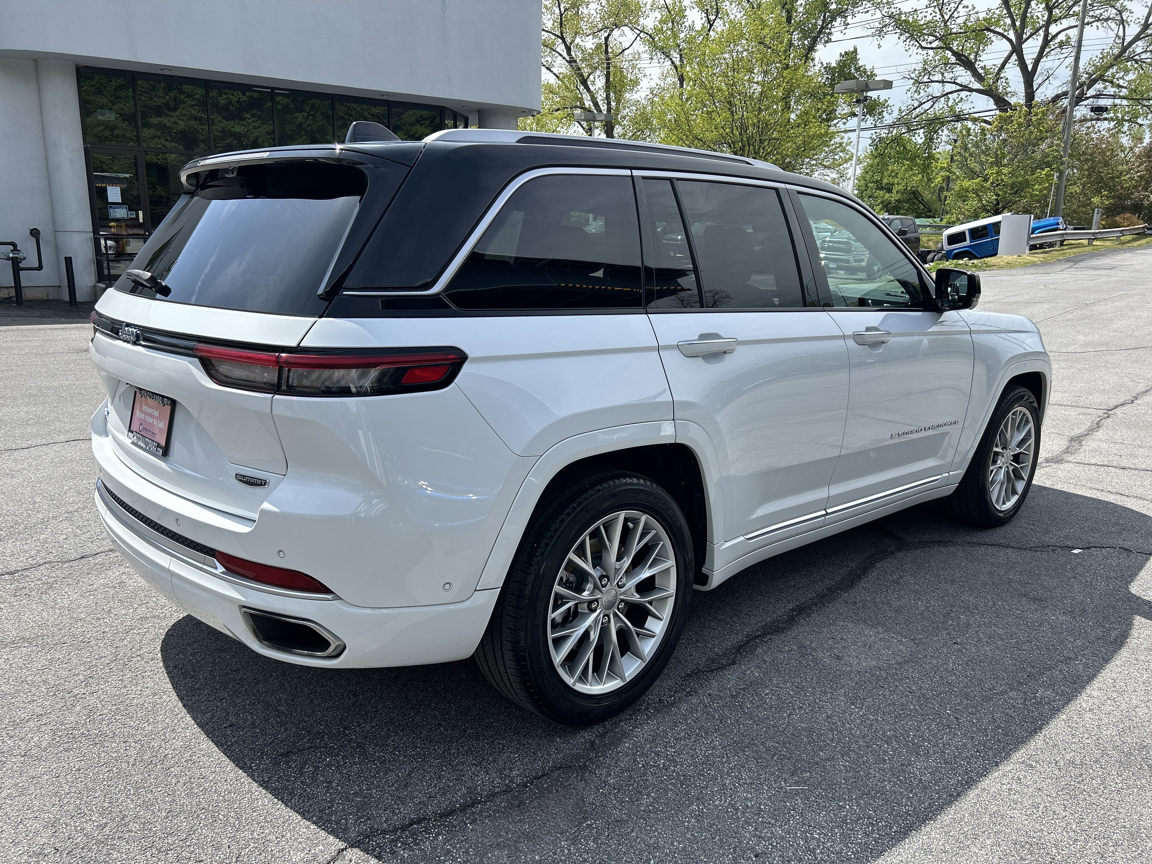 Certified 2022 Jeep Grand Cherokee Summit w/ Advanced Protech Group IV AWD/4WD image 5
