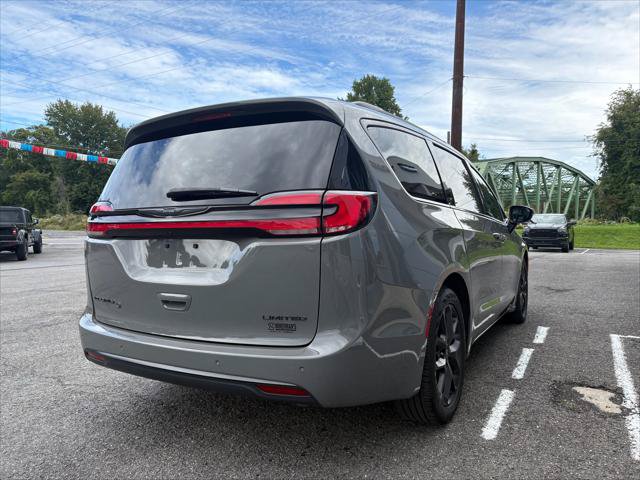 Certified 2025 Chrysler Pacifica Limited FWD image 8