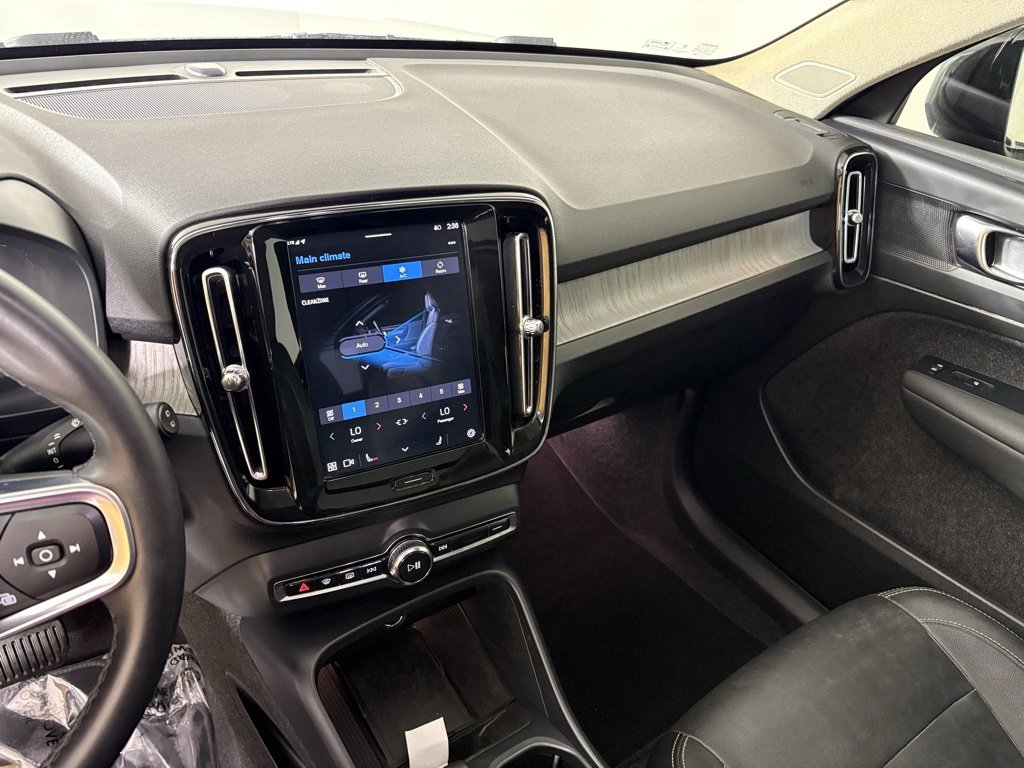 Used 2024 Volvo XC40 B5 Core image 23