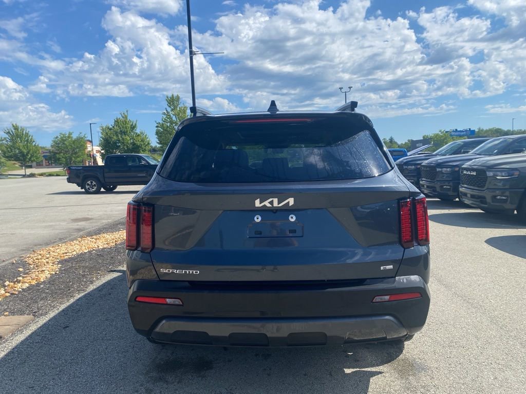 Used 2023 Kia Sorento S w/ Panoramic Sunroof Package AWD/4WD image 3
