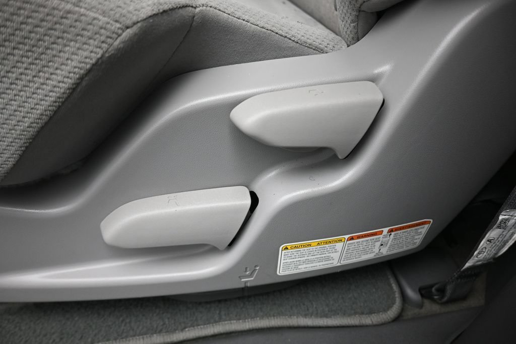 Used 2018 Toyota Sienna LE w/ Carpet Mat Package FWD image 30