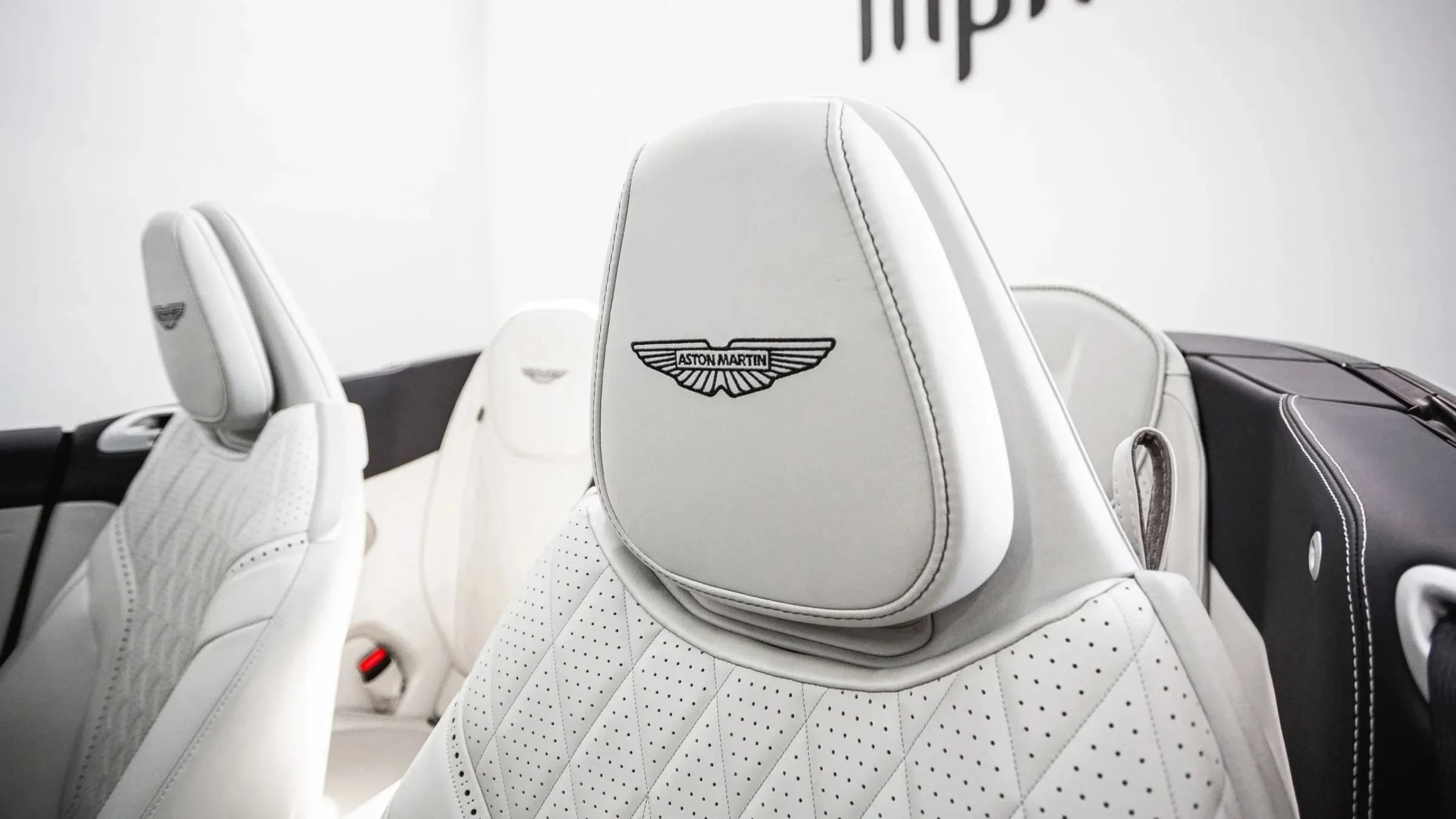 Used 2024 Aston Martin DB12 Convertible RWD image 33