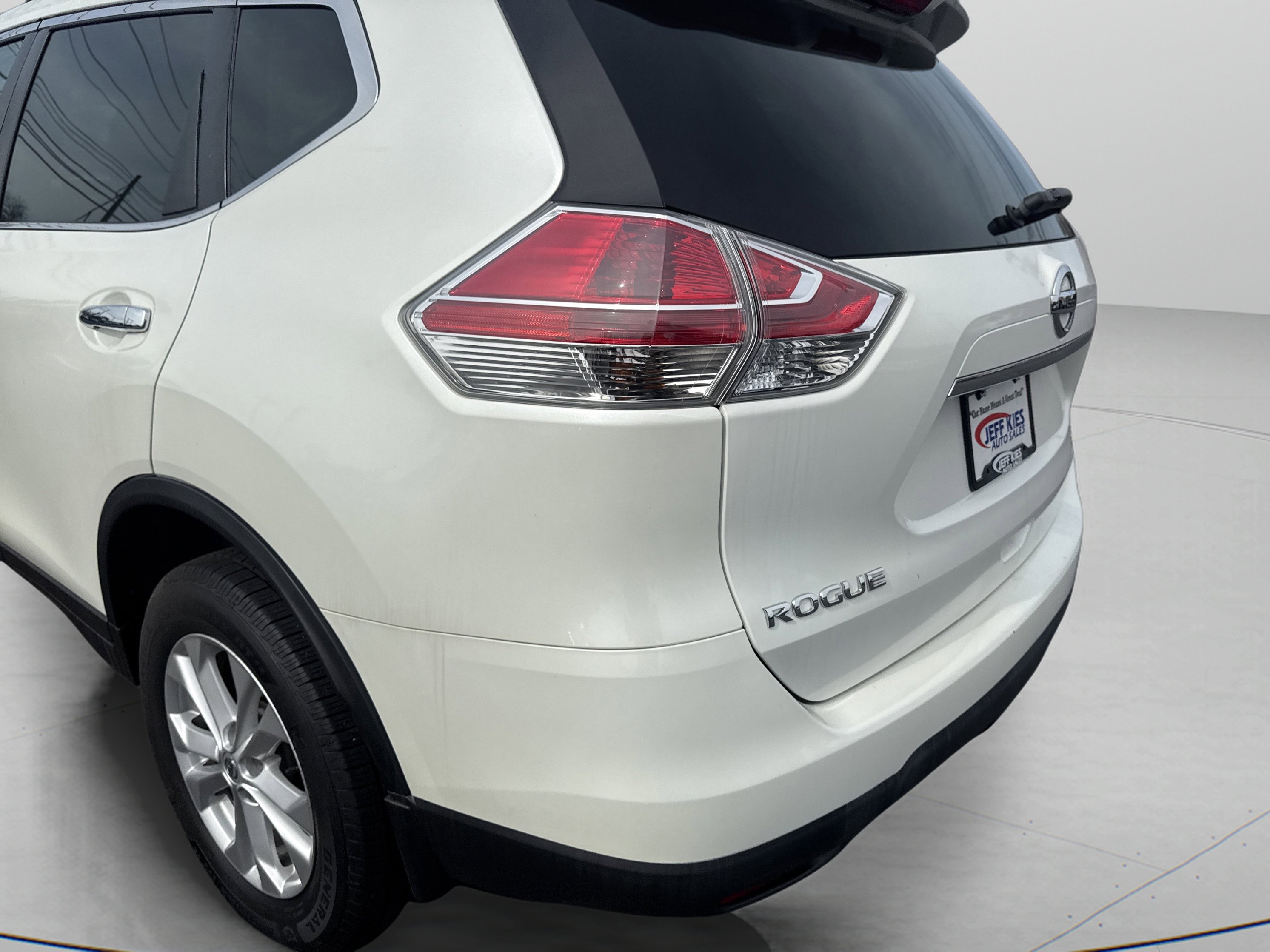 Used 2016 Nissan Rogue SV w/ SV Premium Package image 7