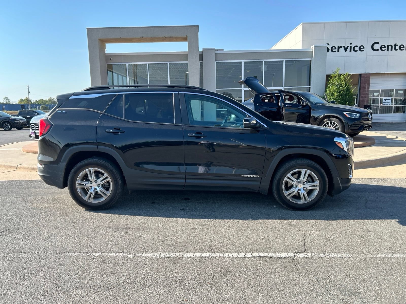Used 2021 GMC Terrain SLE w/ Driver Convenience Package FWD image 4