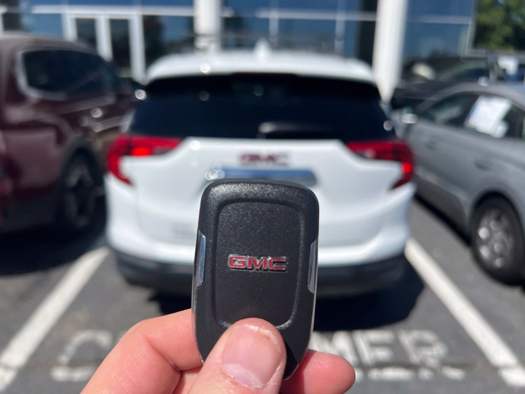 Used 2019 GMC Terrain SLE w/ Driver Convenience Package FWD image 4
