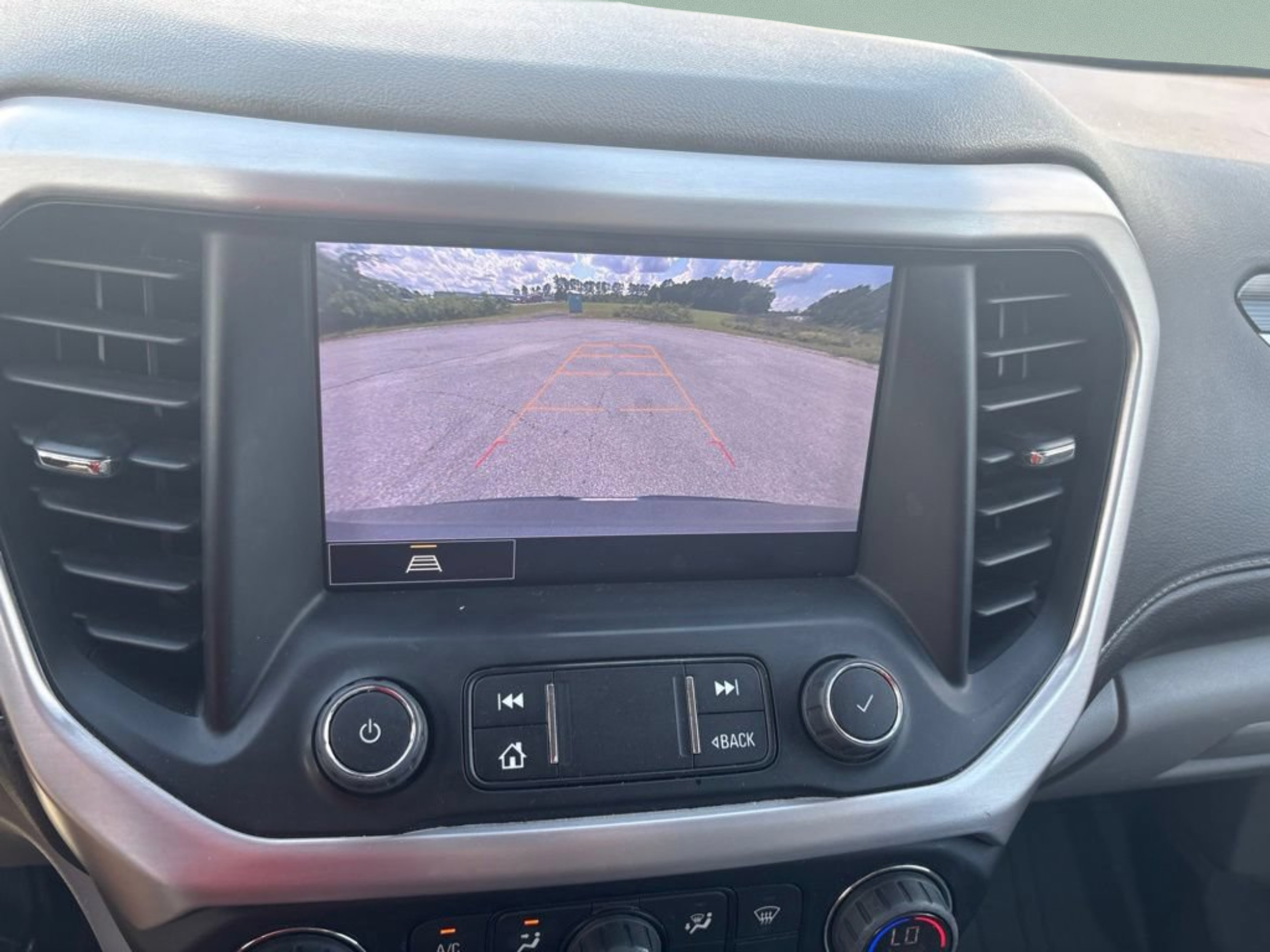 Used 2023 GMC Acadia SLT w/ Preferred Package FWD image 16