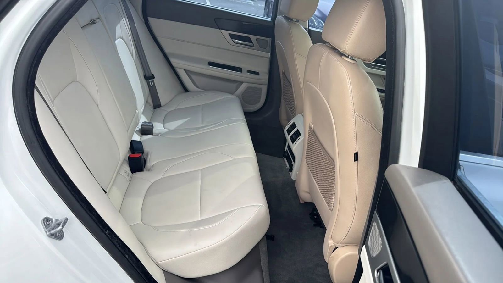 Used 2017 Jaguar XF Premium RWD image 8