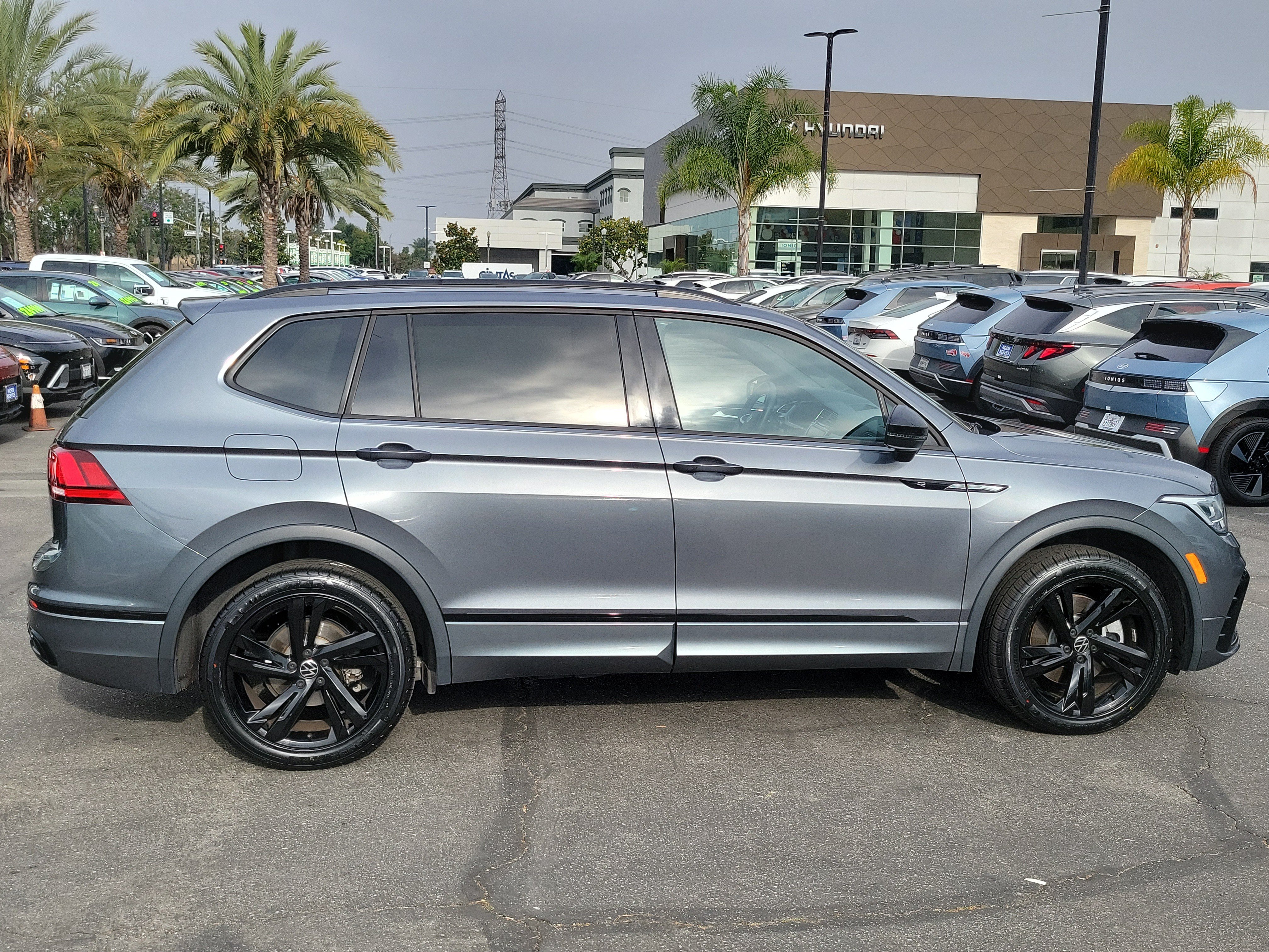 Used 2023 Volkswagen Tiguan SE R-Line FWD image 6