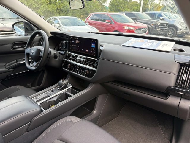 Used 2026 Nissan Pathfinder SV FWD image 18