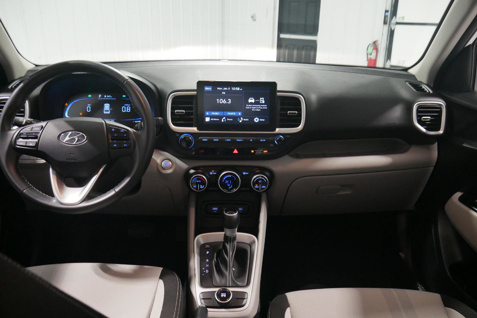 Used 2024 Hyundai Venue SEL image 19