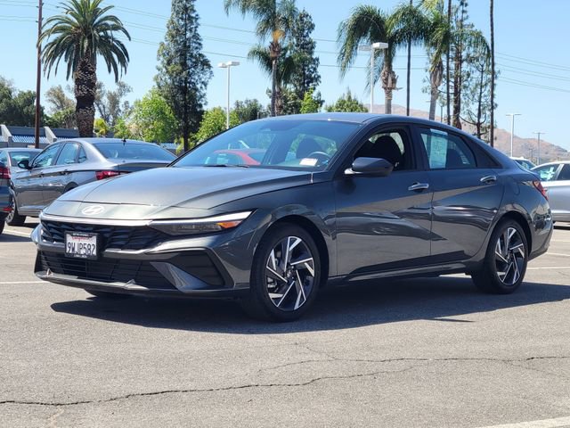 Used 2025 Hyundai Elantra Sport image 2