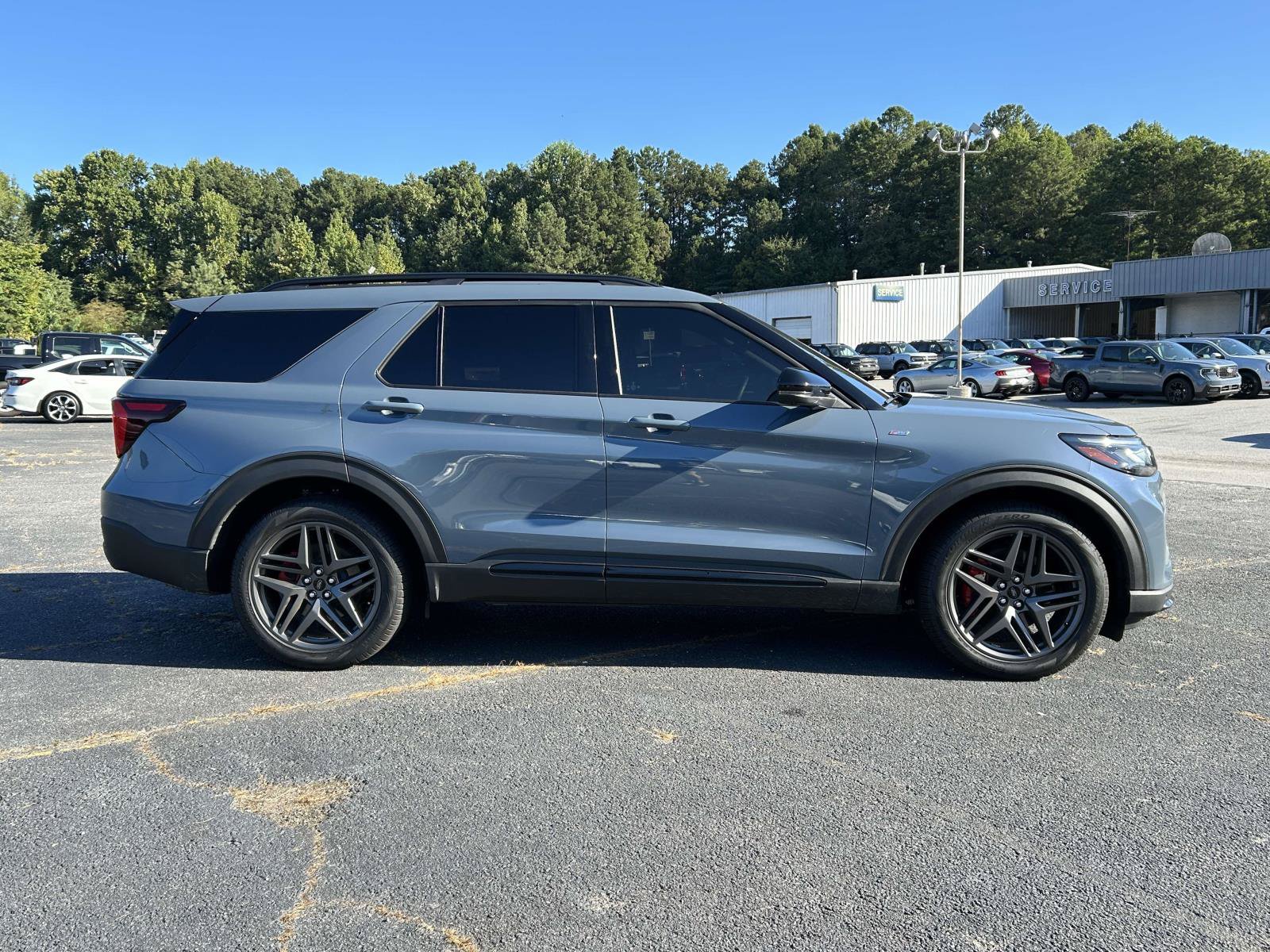 Used 2026 Ford Explorer ST-Line w/ ST-Line Street Pack RWD image 2