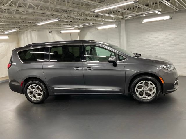 Used 2023 Chrysler Pacifica Limited w/ Uconnect Theater Family Group AWD/4WD image 6