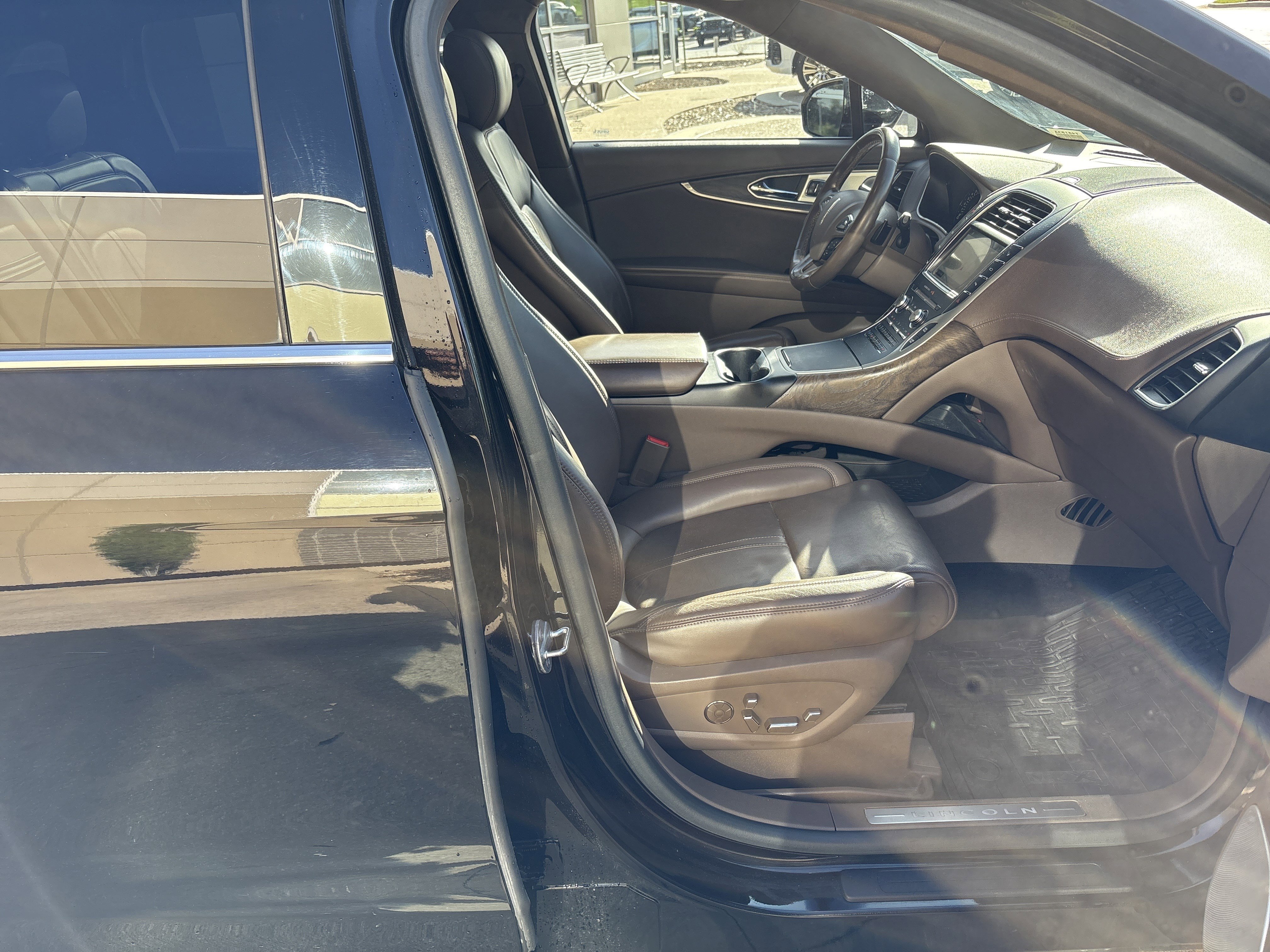 Used 2017 Lincoln MKX Reserve w/ Luxury Package AWD/4WD image 11