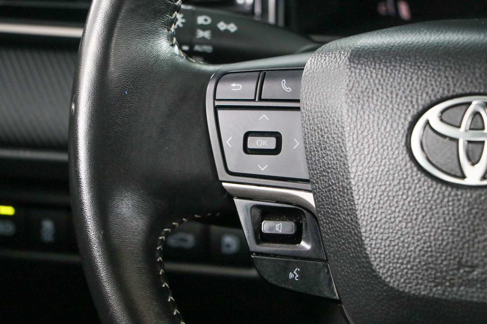 Used 2025 Toyota Camry SE FWD image 13