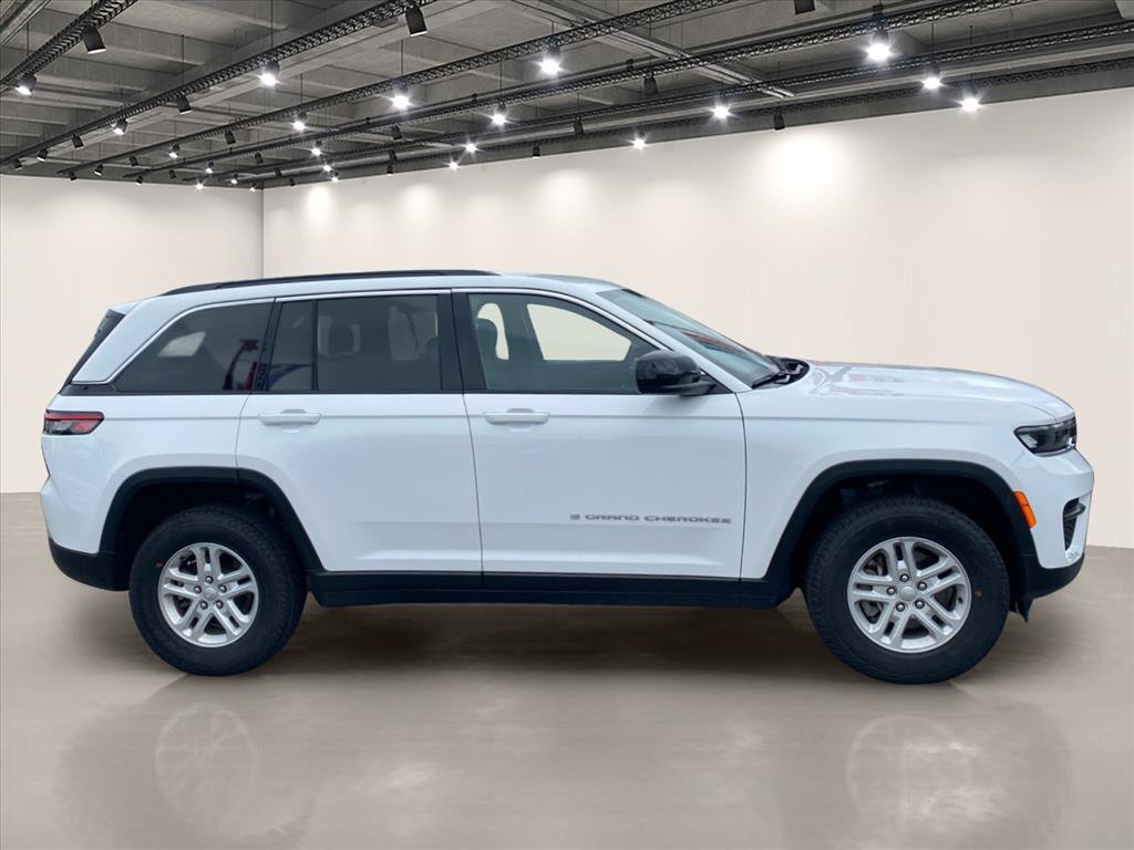 Used 2025 Jeep Grand Cherokee Laredo AWD/4WD image 8