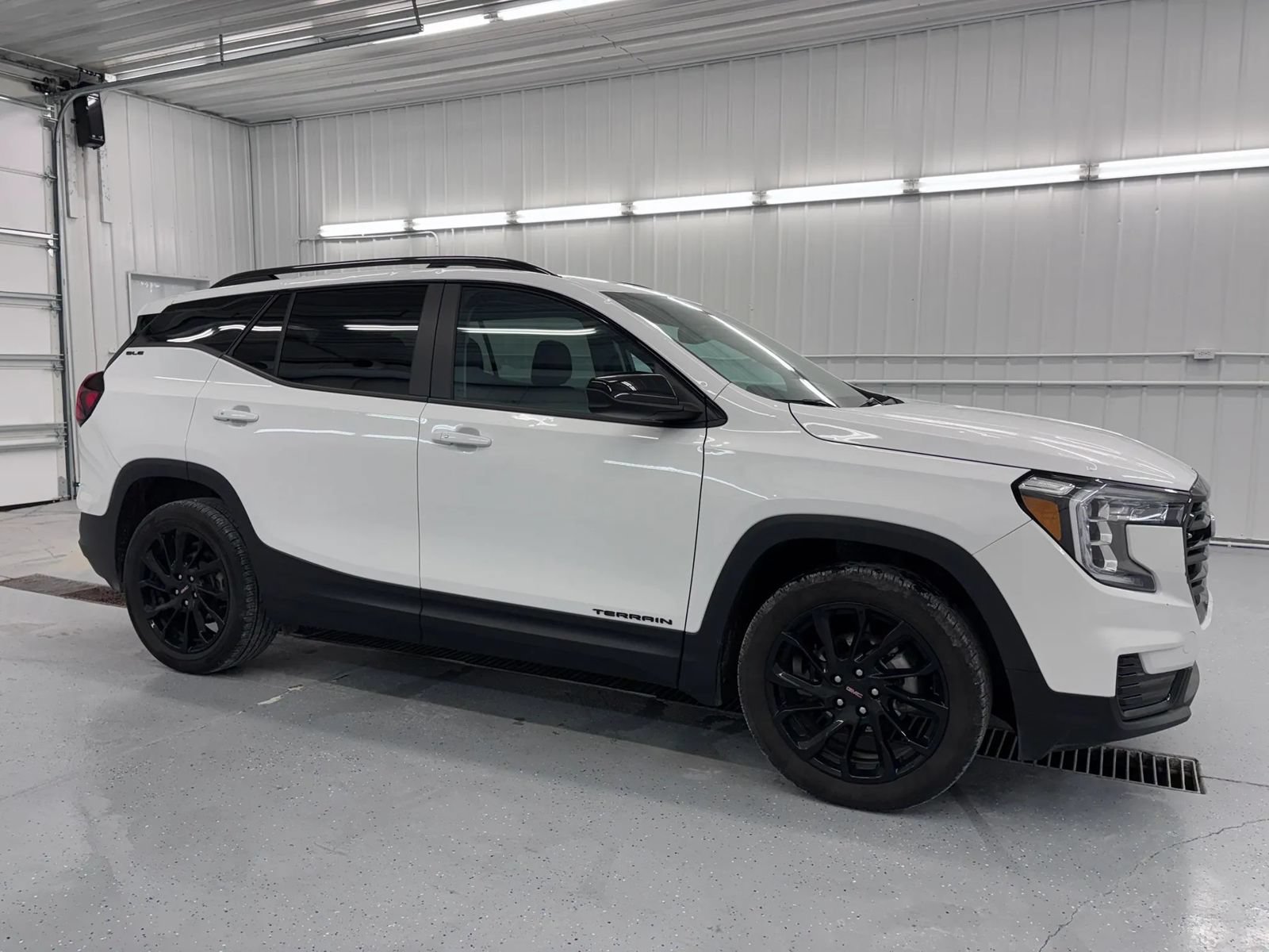 Used 2024 GMC Terrain SLE w/ Elevation Edition FWD image 13