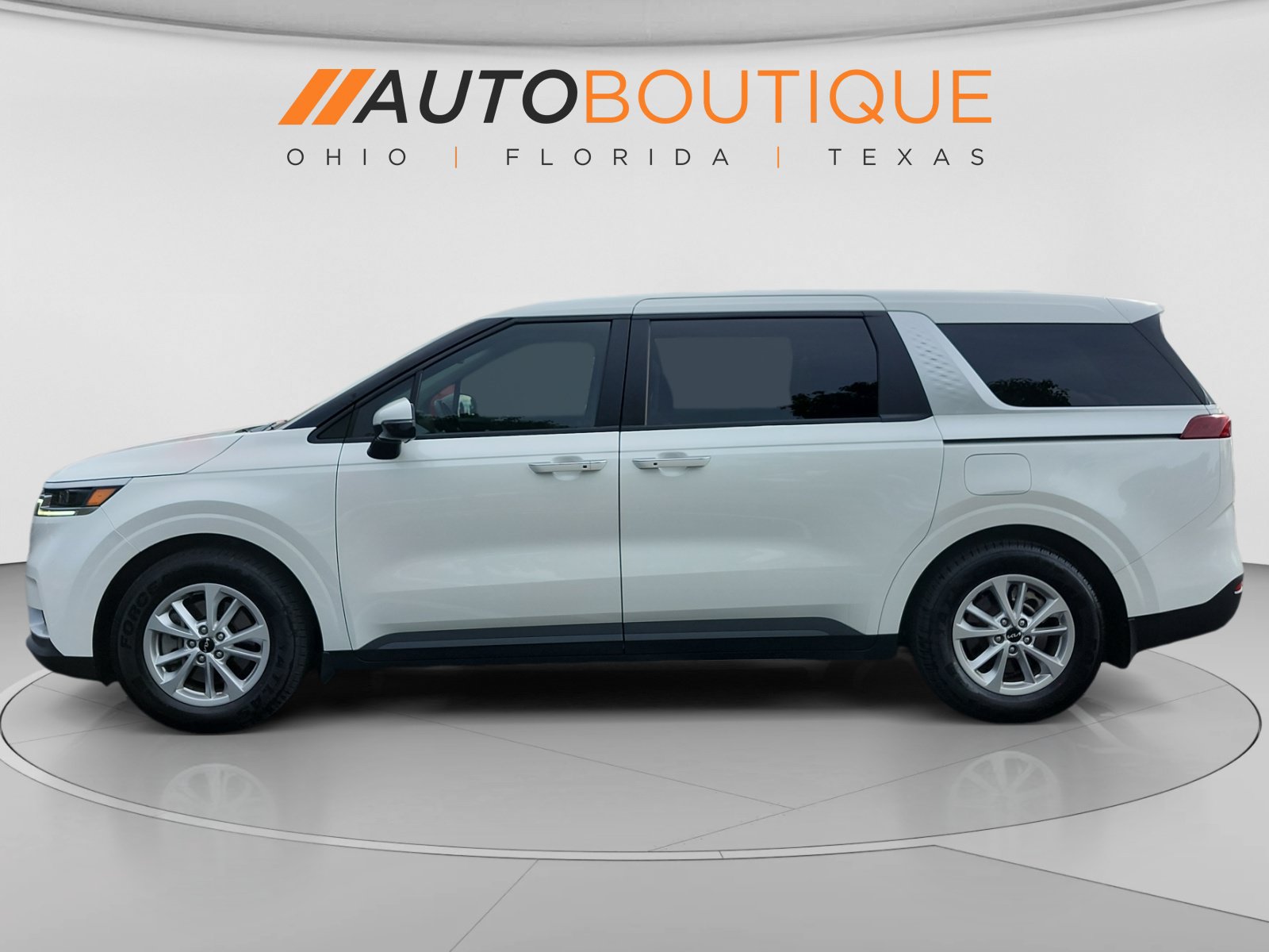 Used 2024 Kia Carnival LX FWD image 2