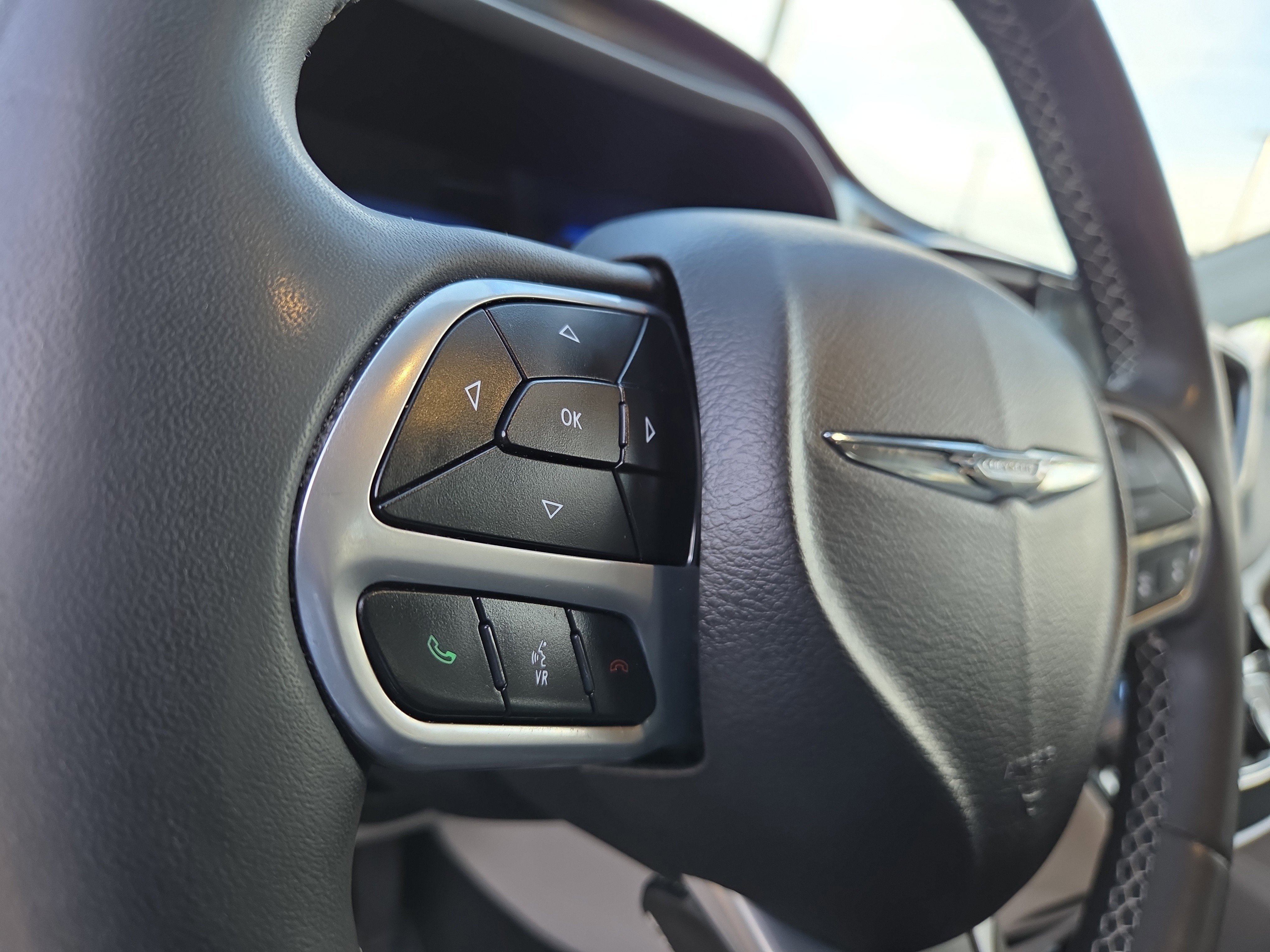 Used 2023 Chrysler Pacifica Touring-L image 13