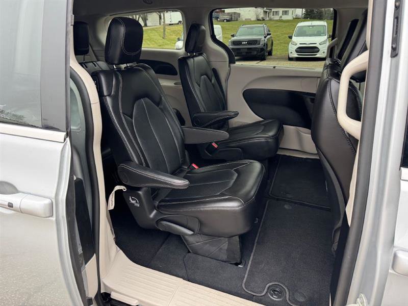 Used 2024 Chrysler Pacifica Touring-L image 35