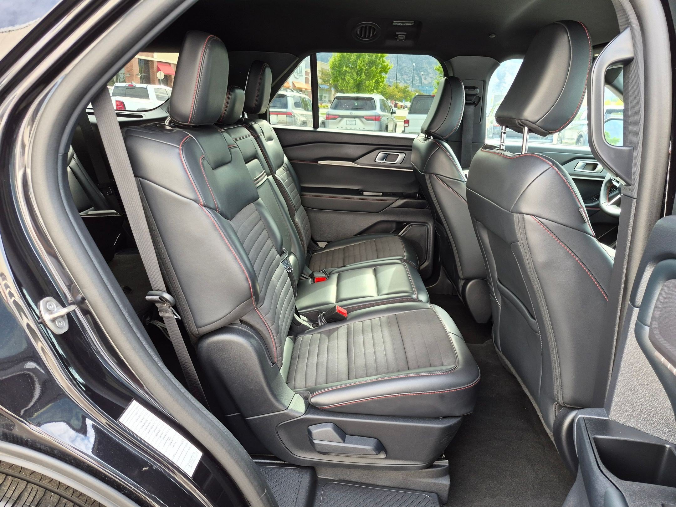 Used 2025 Ford Explorer ST-Line w/ ST-Line Street Pack AWD/4WD image 34