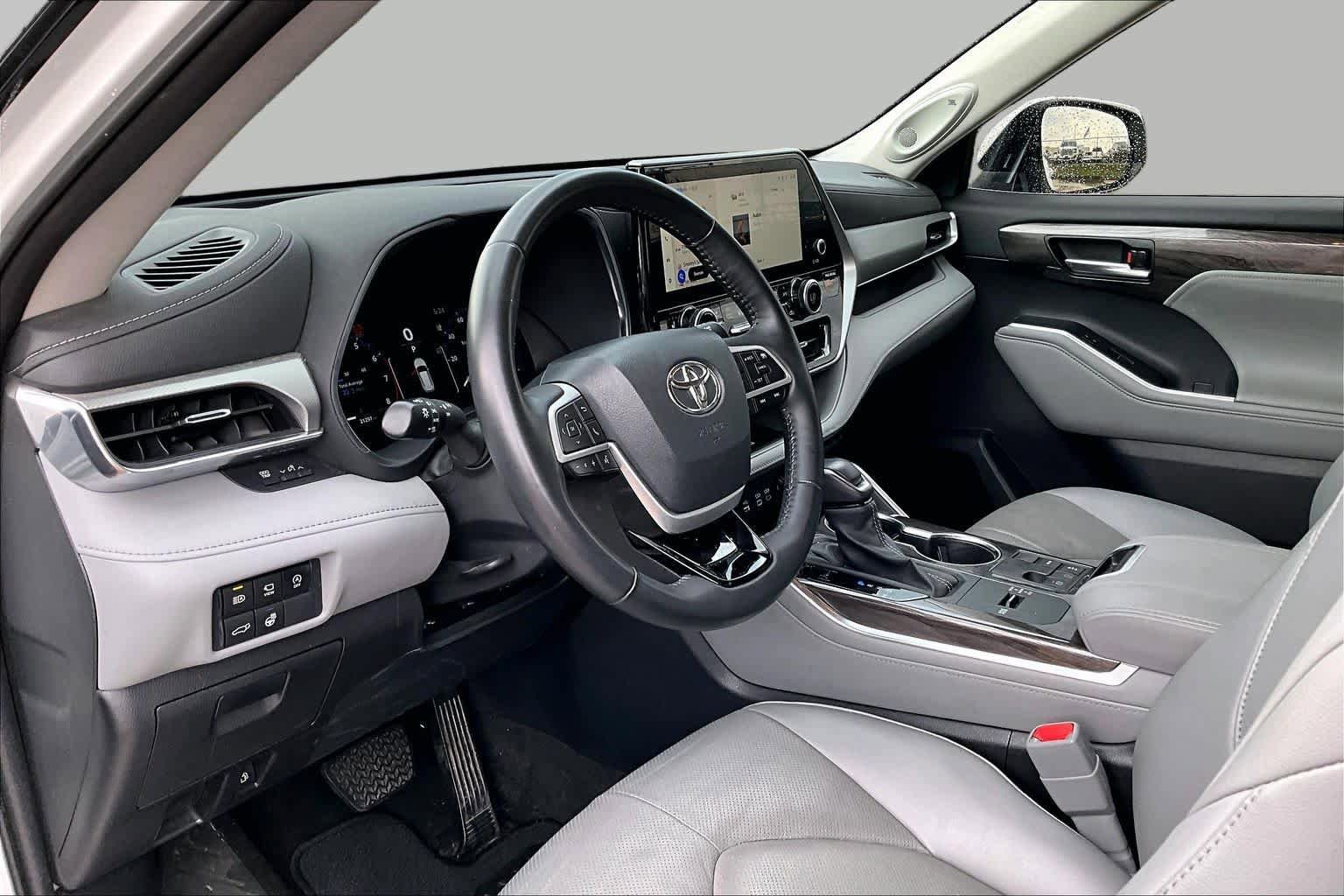 Used 2023 Toyota Highlander Platinum FWD image 17