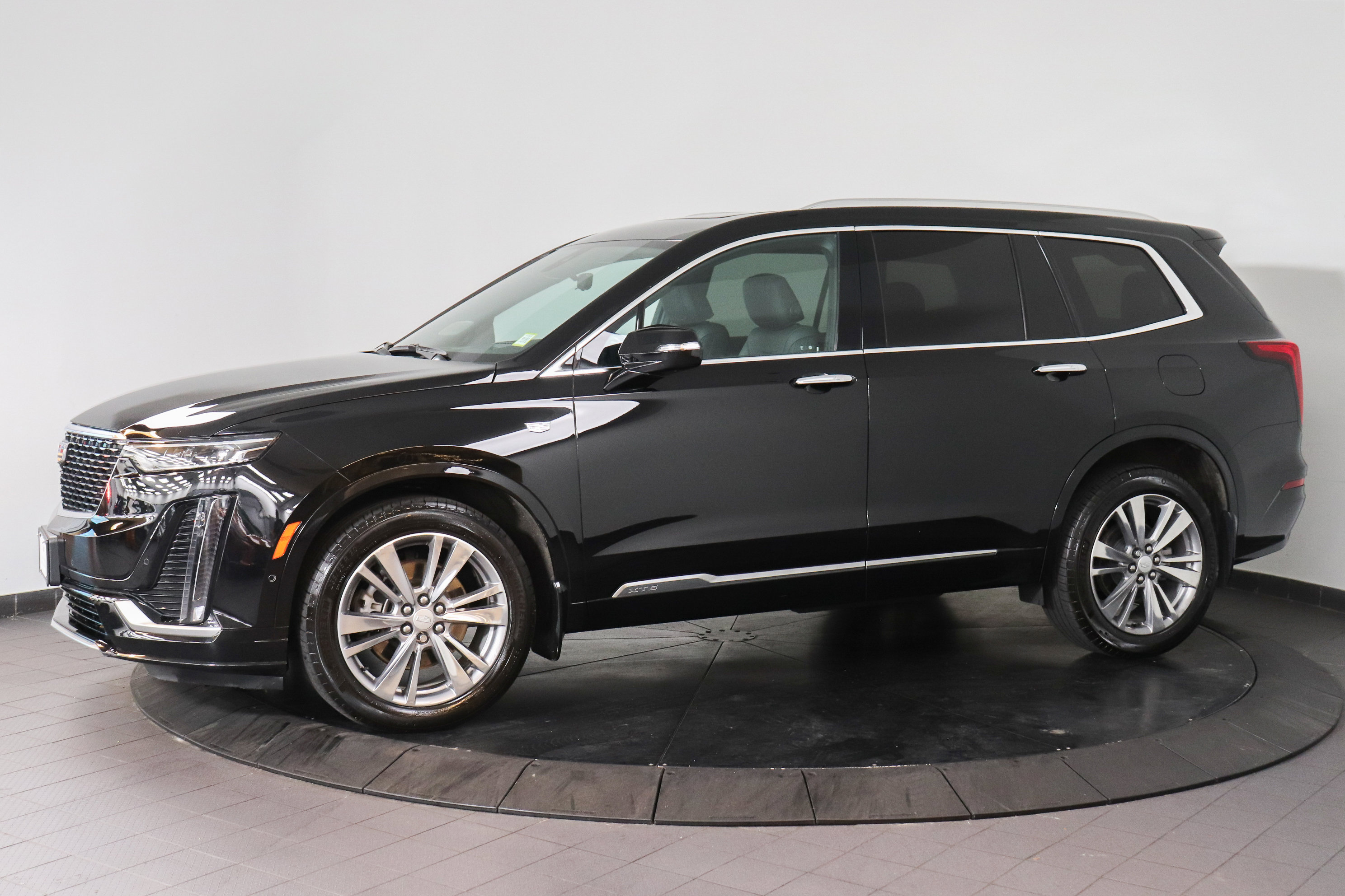 Used 2024 Cadillac XT6 Premium Luxury w/ Technology Package AWD/4WD image 2