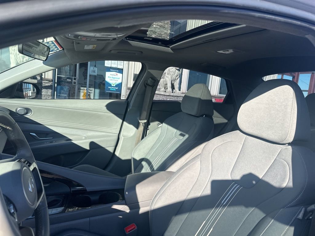 Used 2025 Hyundai Elantra SEL FWD image 21