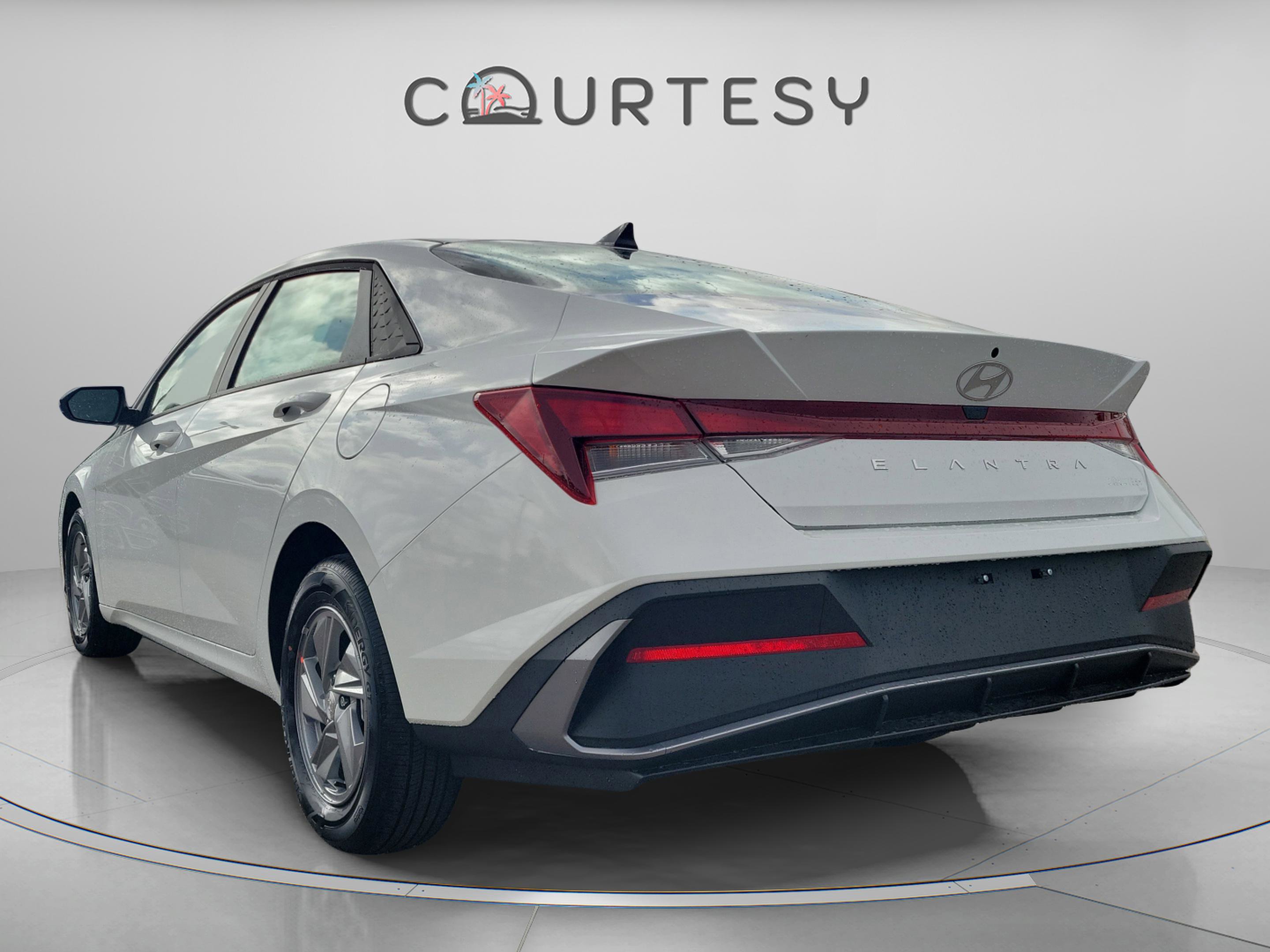 New 2026 Hyundai Elantra SE FWD image 2