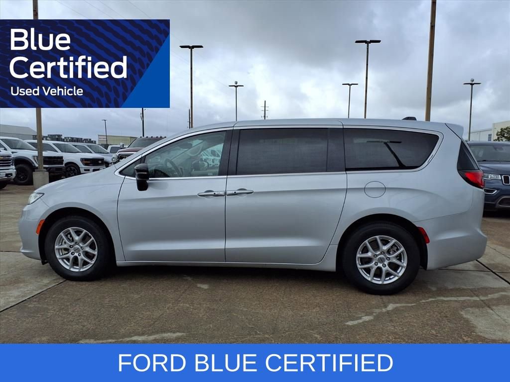 Used 2024 Chrysler Pacifica Touring-L FWD image 3