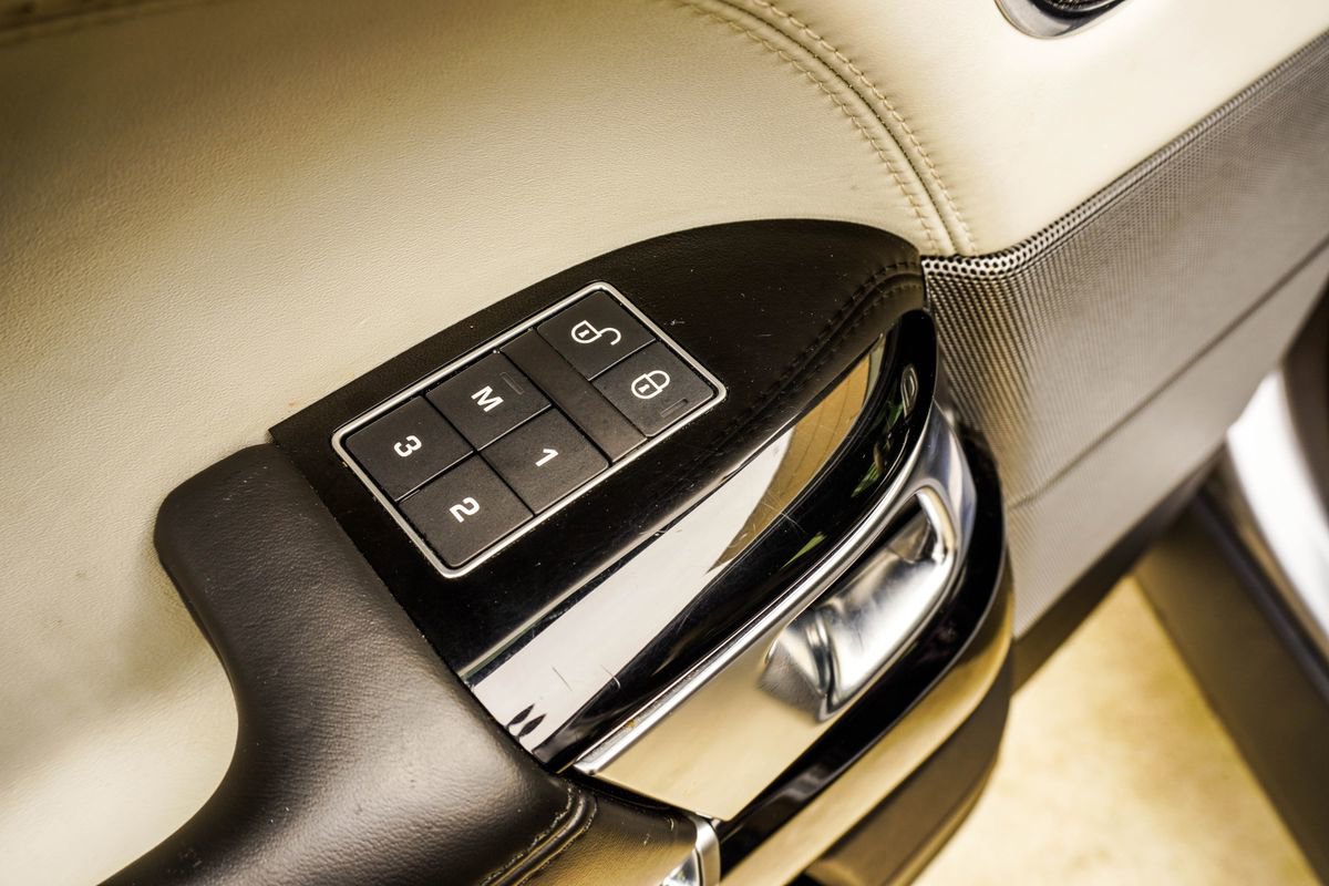 Used 2020 Land Rover Range Rover Sport SVR image 38