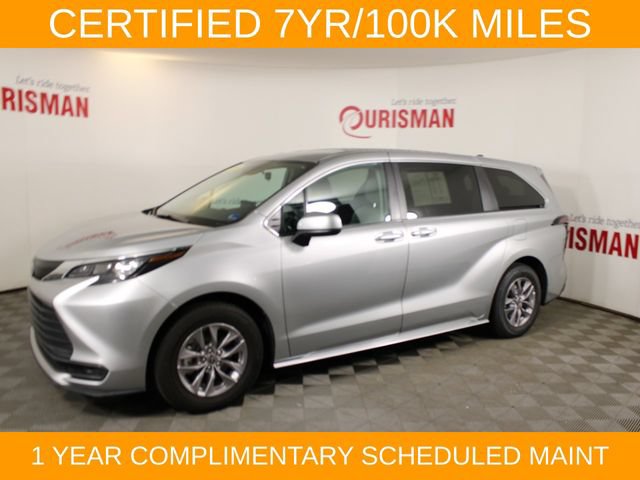 Used 2024 Toyota Sienna LE AWD/4WD image 3