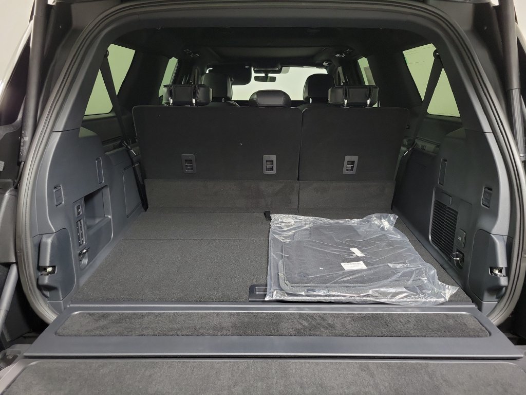 New 2027 Lincoln Navigator L Reserve w/ Jet Appearance Package RWD image 6