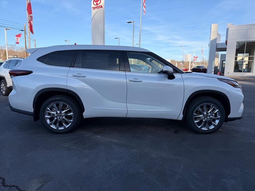 Used 2026 Toyota Highlander Limited image 3