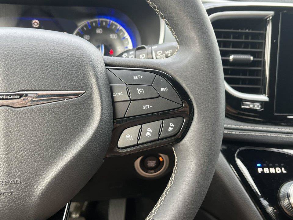 Used 2025 Chrysler Pacifica Limited FWD image 24