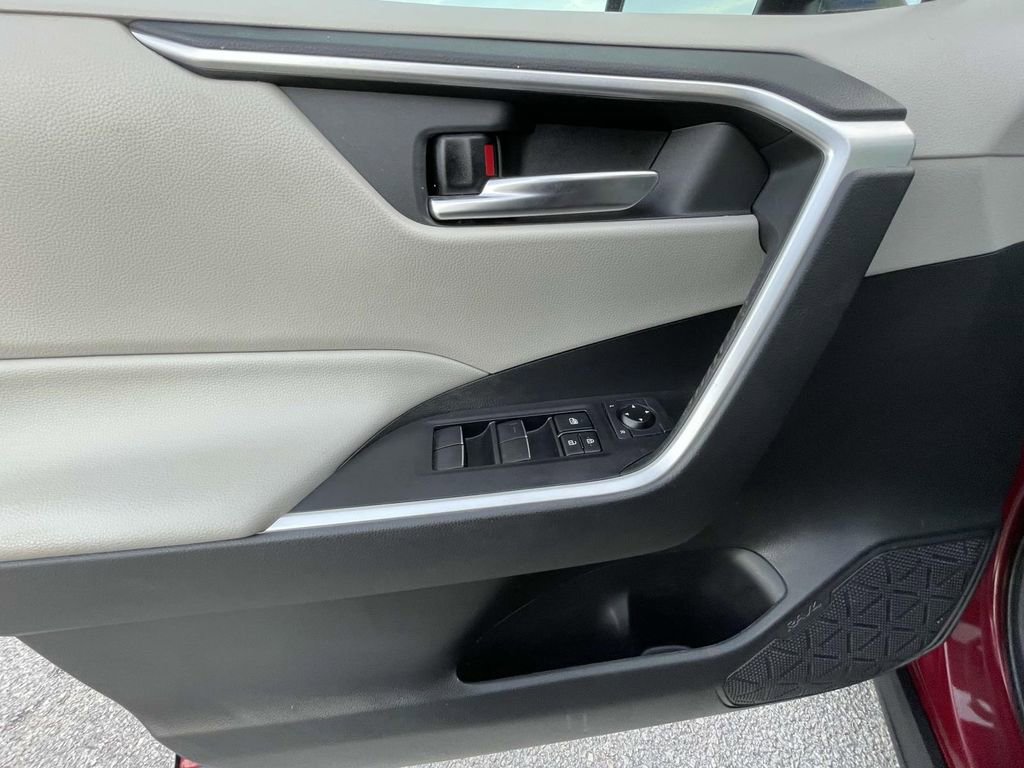 Used 2020 Toyota RAV4 XLE Premium image 17