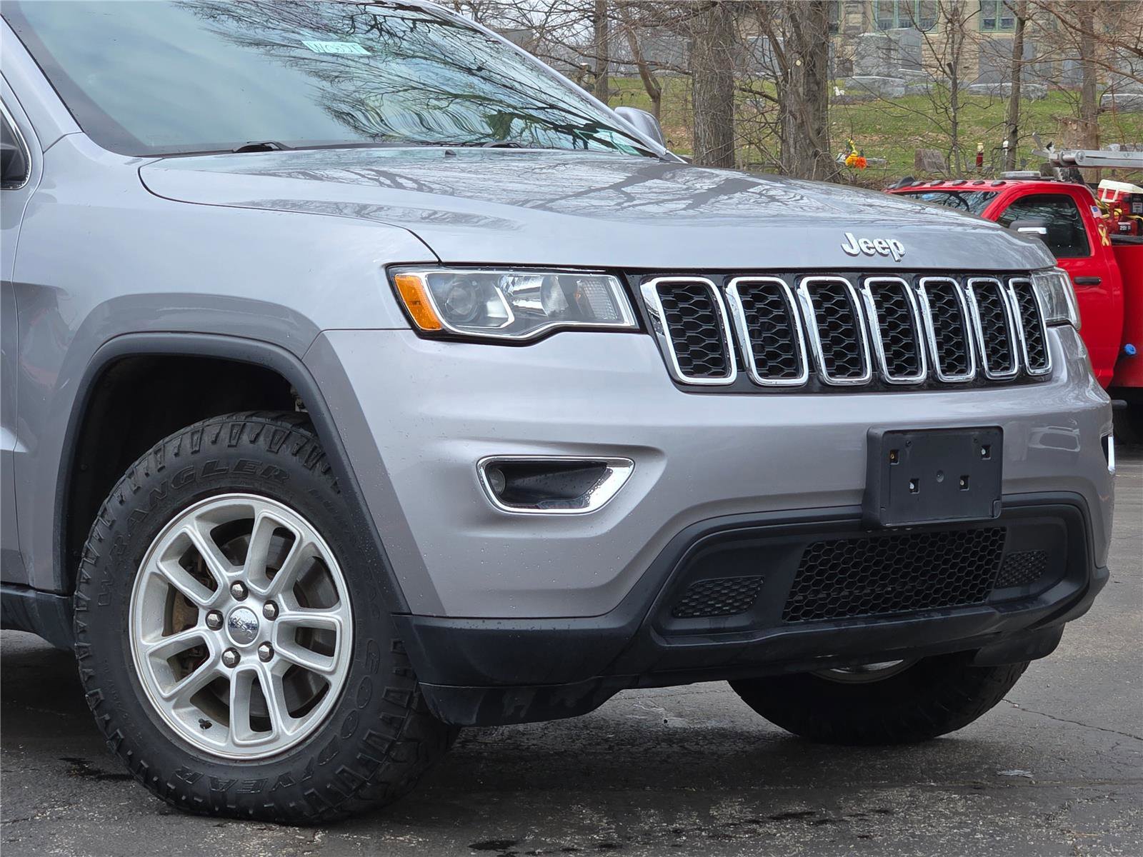 Used 2018 Jeep Grand Cherokee Laredo AWD/4WD image 2