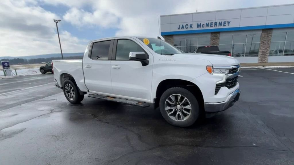 Used 2022 Chevrolet Silverado 1500 LT image 2