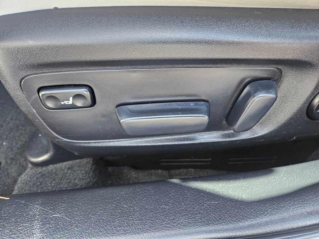 Used 2013 Toyota Avalon Limited image 16