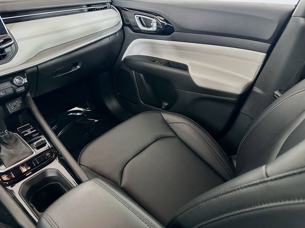 Certified 2025 Jeep Compass Limited image 33