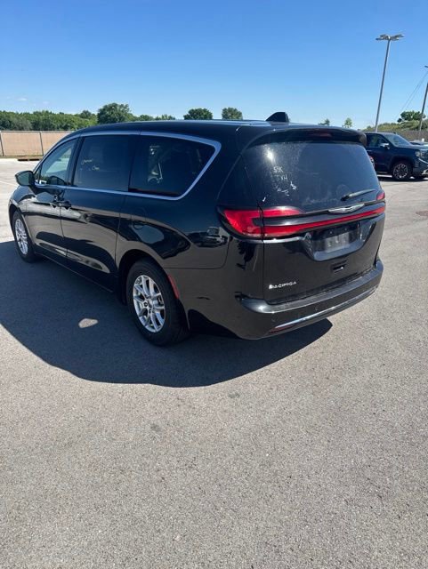 Used 2023 Chrysler Pacifica Touring-L FWD image 5
