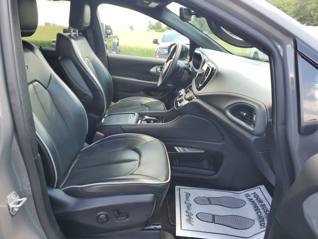 Used 2025 Chrysler Pacifica Limited FWD image 24