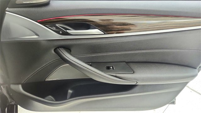 Used 2023 BMW 530e xDrive w/ Premium Package image 23